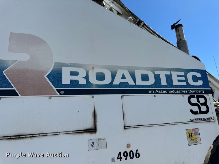 image for item DL4436 2011 Roadtec Shuttle Buggy 2500D material transfer vehicle