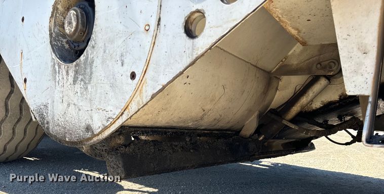 image for item DL4436 2011 Roadtec Shuttle Buggy 2500D material transfer vehicle