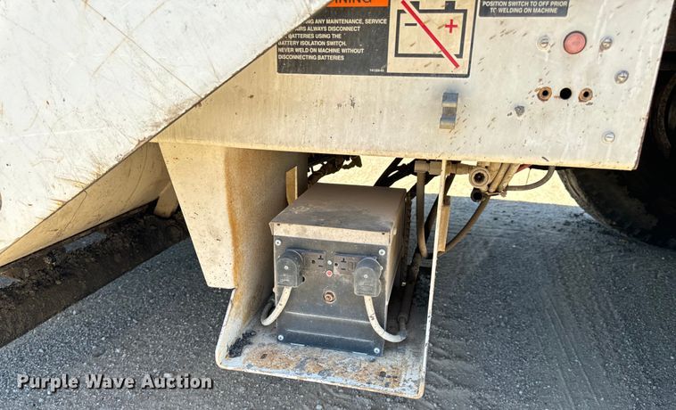 image for item DL4436 2011 Roadtec Shuttle Buggy 2500D material transfer vehicle