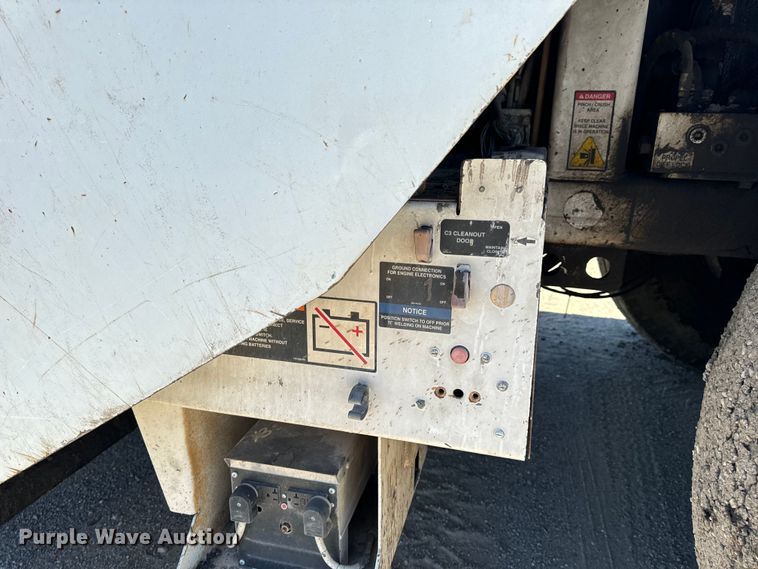 image for item DL4436 2011 Roadtec Shuttle Buggy 2500D material transfer vehicle