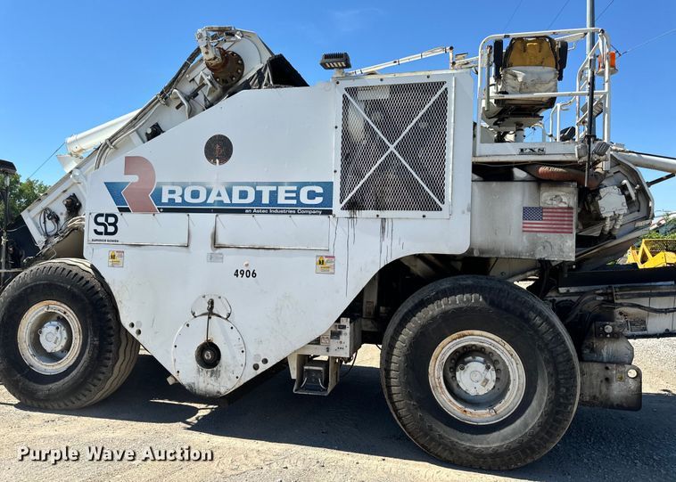 image for item DL4436 2011 Roadtec Shuttle Buggy 2500D material transfer vehicle