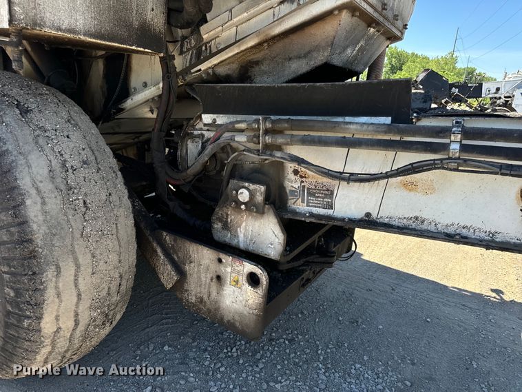 image for item DL4436 2011 Roadtec Shuttle Buggy 2500D material transfer vehicle