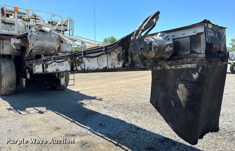 image for item DL4436 2011 Roadtec Shuttle Buggy 2500D material transfer vehicle