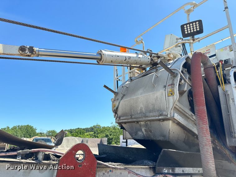 image for item DL4436 2011 Roadtec Shuttle Buggy 2500D material transfer vehicle