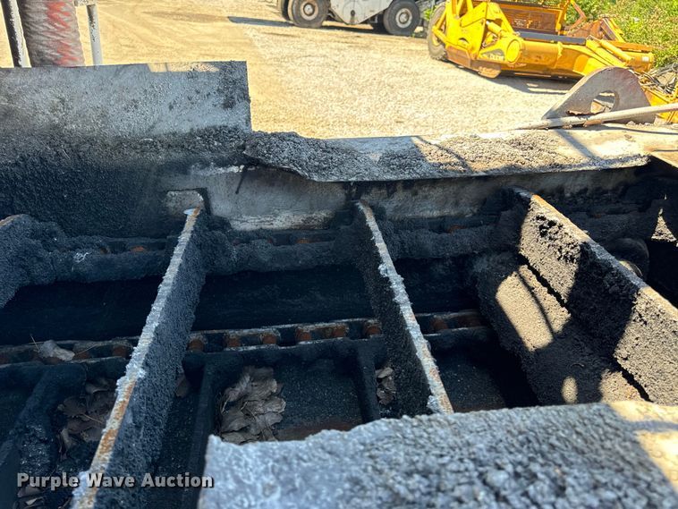 image for item DL4436 2011 Roadtec Shuttle Buggy 2500D material transfer vehicle