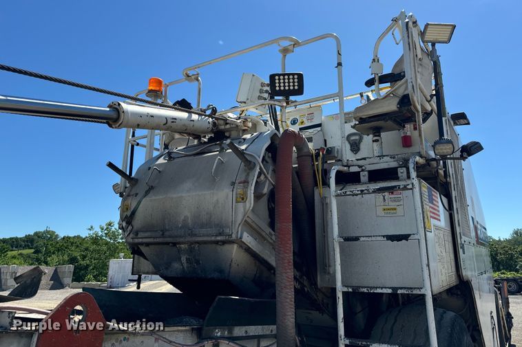 image for item DL4436 2011 Roadtec Shuttle Buggy 2500D material transfer vehicle