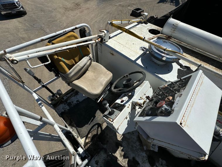 image for item DL4436 2011 Roadtec Shuttle Buggy 2500D material transfer vehicle