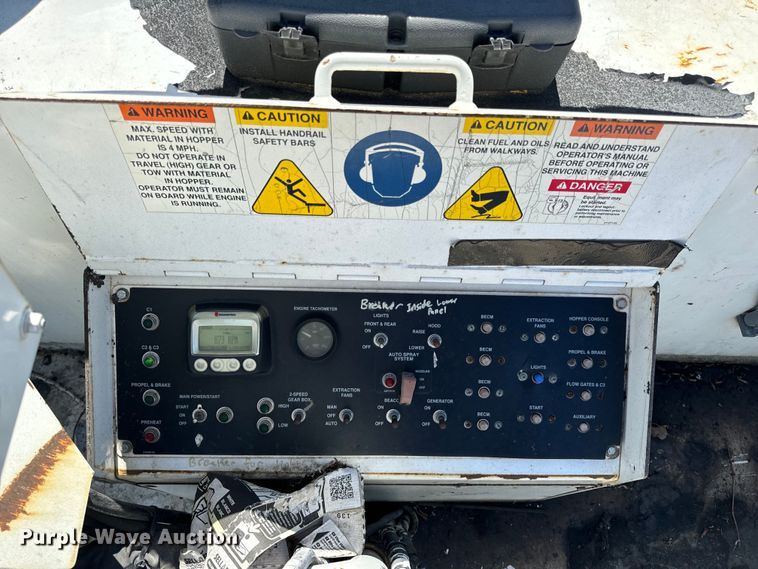 image for item DL4436 2011 Roadtec Shuttle Buggy 2500D material transfer vehicle