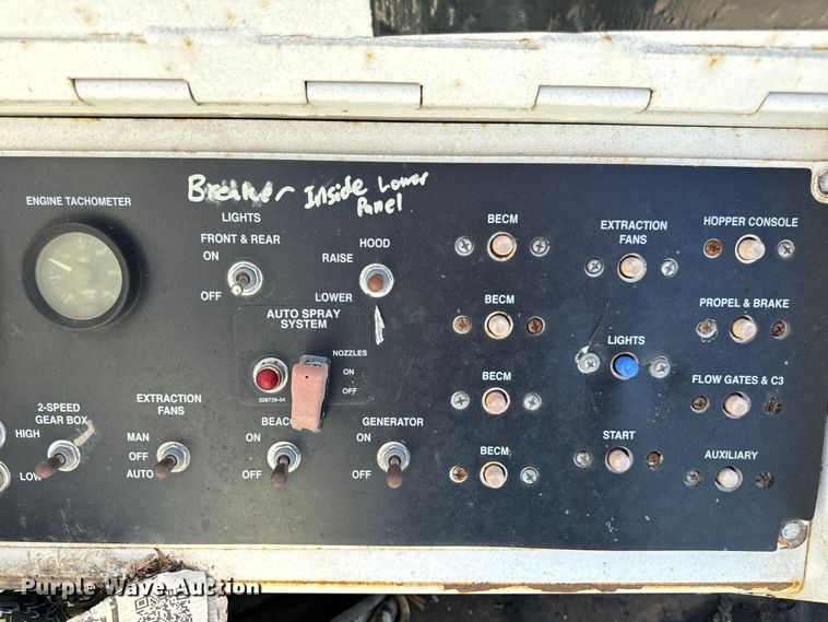 image for item DL4436 2011 Roadtec Shuttle Buggy 2500D material transfer vehicle