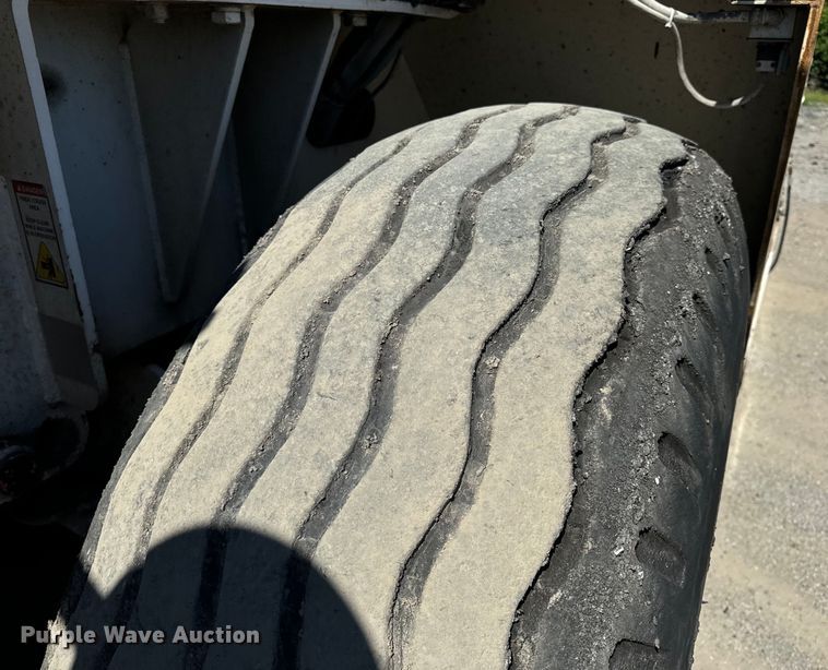 image for item DL4436 2011 Roadtec Shuttle Buggy 2500D material transfer vehicle