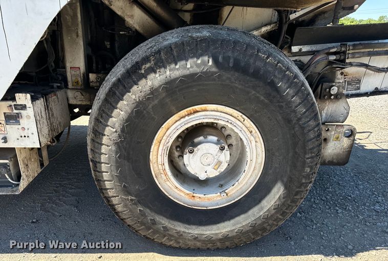 image for item DL4436 2011 Roadtec Shuttle Buggy 2500D material transfer vehicle