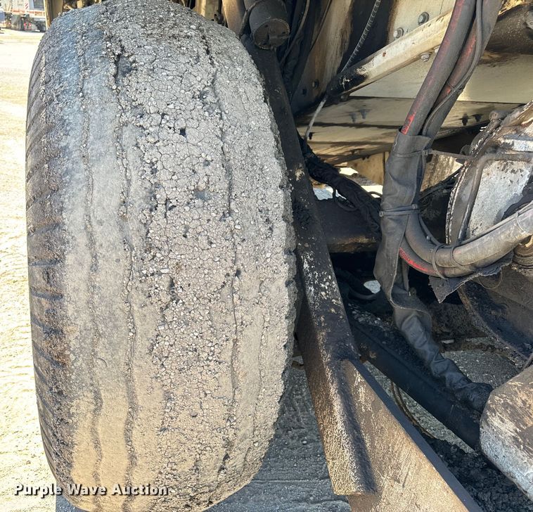 image for item DL4436 2011 Roadtec Shuttle Buggy 2500D material transfer vehicle