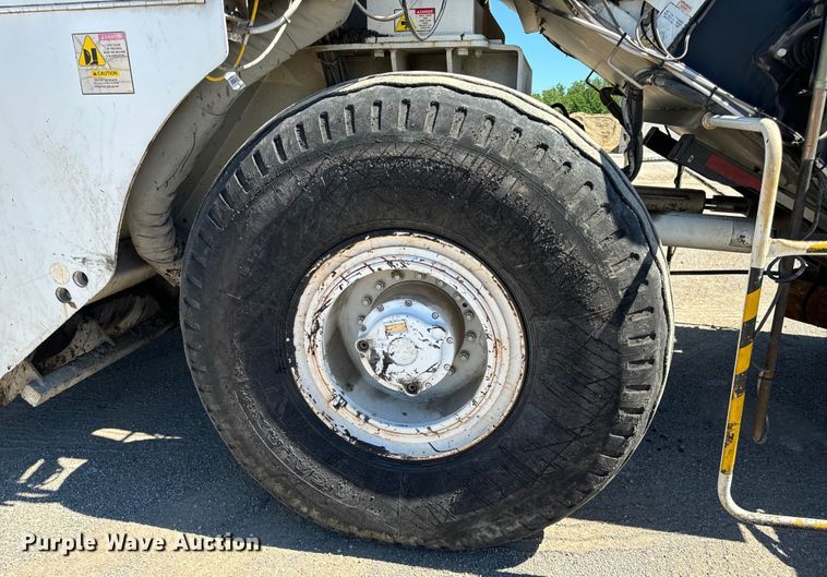 image for item DL4436 2011 Roadtec Shuttle Buggy 2500D material transfer vehicle