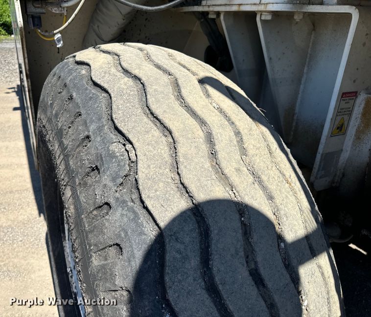 image for item DL4436 2011 Roadtec Shuttle Buggy 2500D material transfer vehicle