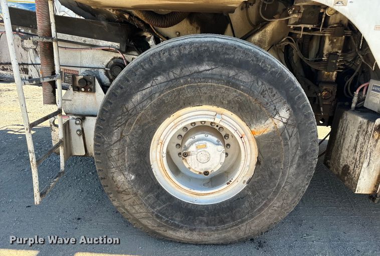 image for item DL4436 2011 Roadtec Shuttle Buggy 2500D material transfer vehicle