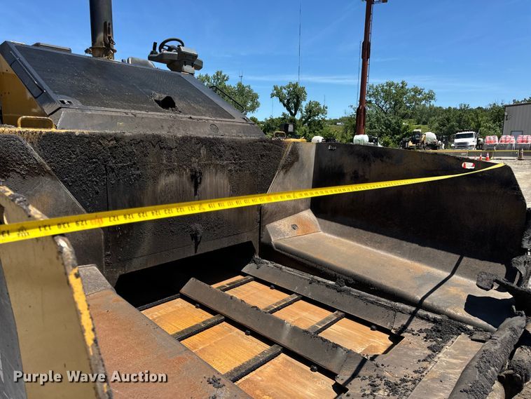 image for item DL4441 2015 Caterpillar  AP1055F paver