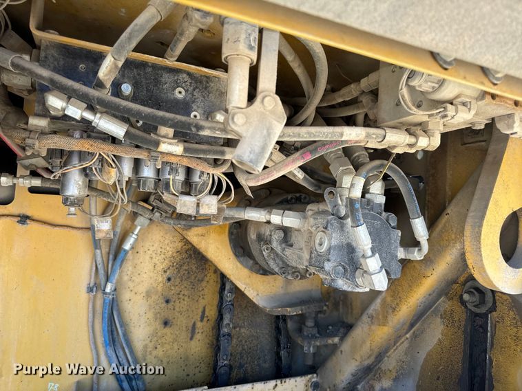 image for item DL4441 2015 Caterpillar  AP1055F paver