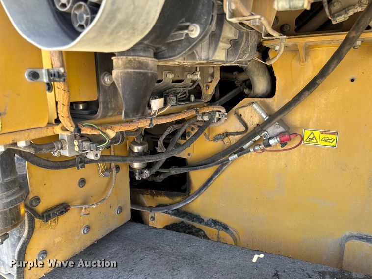 image for item DL4441 2015 Caterpillar  AP1055F paver