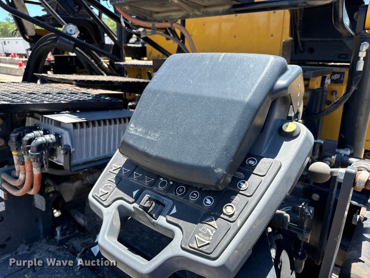 image for item DL4441 2015 Caterpillar  AP1055F paver
