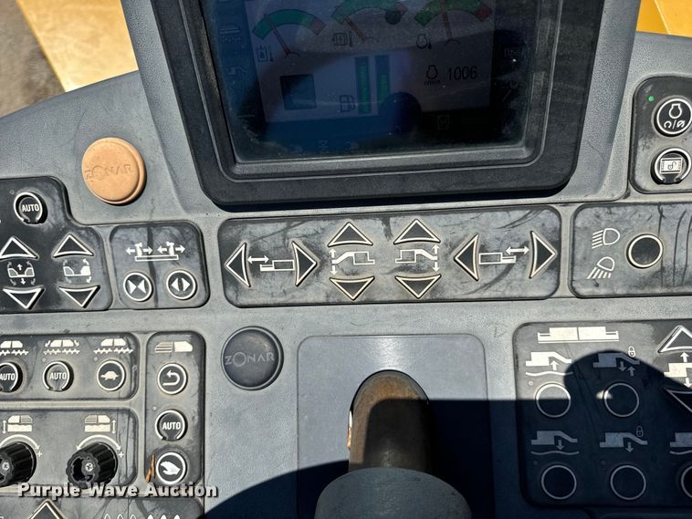 image for item DL4441 2015 Caterpillar  AP1055F paver