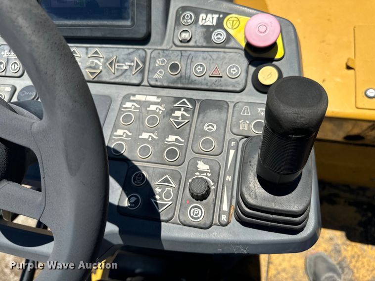 image for item DL4441 2015 Caterpillar  AP1055F paver