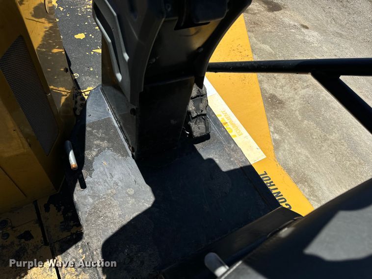 image for item DL4441 2015 Caterpillar  AP1055F paver