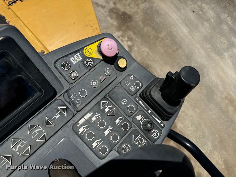 image for item DL4441 2015 Caterpillar  AP1055F paver