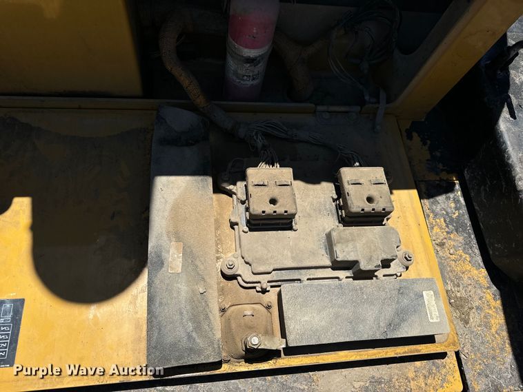 image for item DL4441 2015 Caterpillar  AP1055F paver