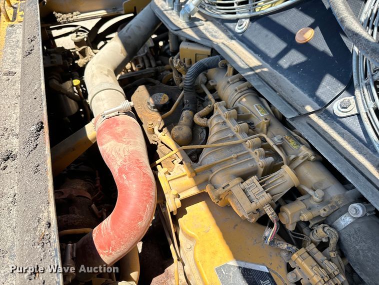 image for item DL4441 2015 Caterpillar  AP1055F paver