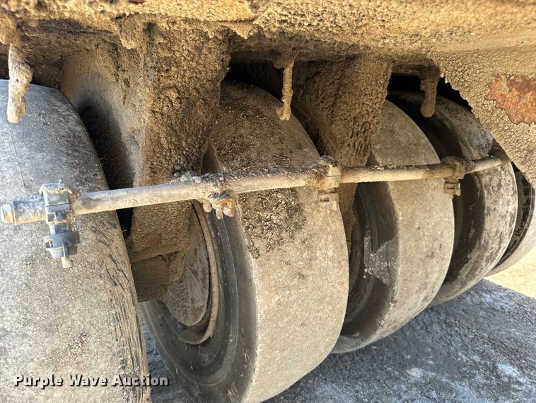 image for item DL4442 2004 Hypac C530AH pneumatic roller