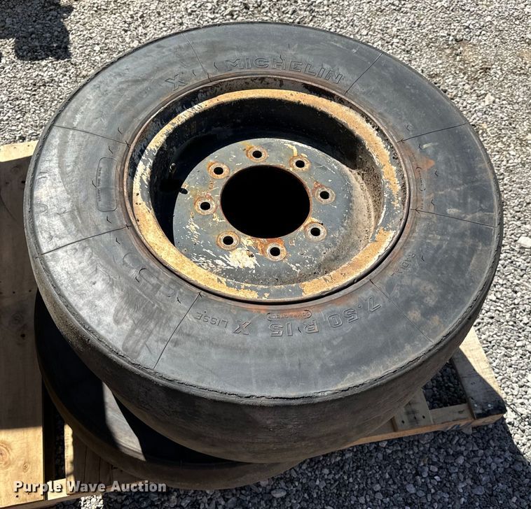 image for item DL4443 2012 Bomag BW11RH pneumatic roller