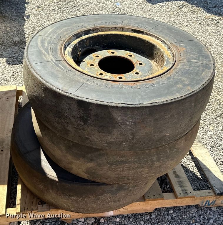 image for item DL4443 2012 Bomag BW11RH pneumatic roller