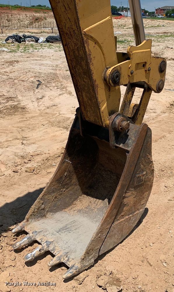 image for item DM7907 2003 Caterpillar 420D industrial tractor