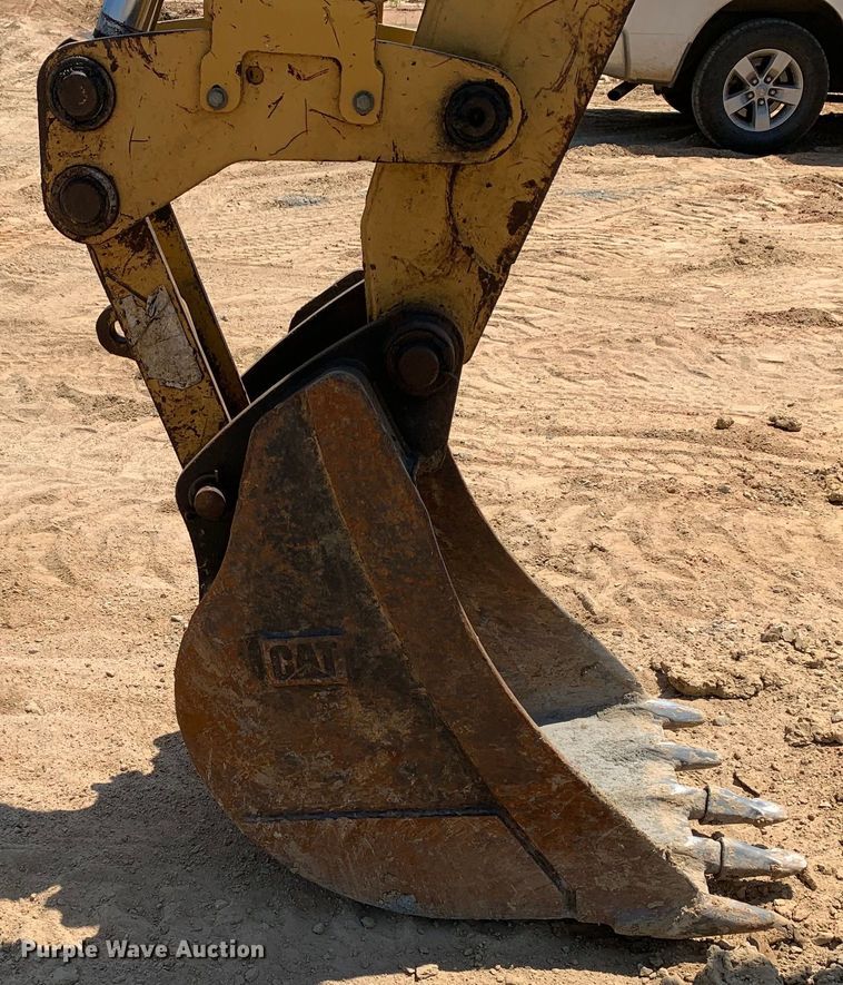 image for item DM7907 2003 Caterpillar 420D industrial tractor