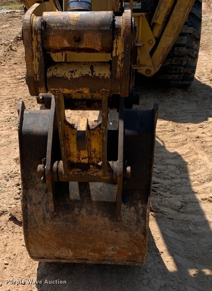 image for item DM7907 2003 Caterpillar 420D industrial tractor