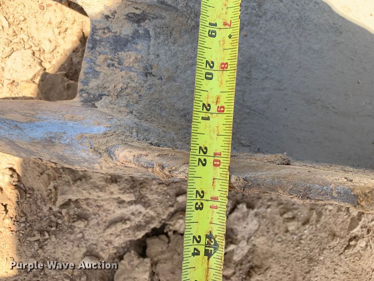 image for item DM7907 2003 Caterpillar 420D industrial tractor