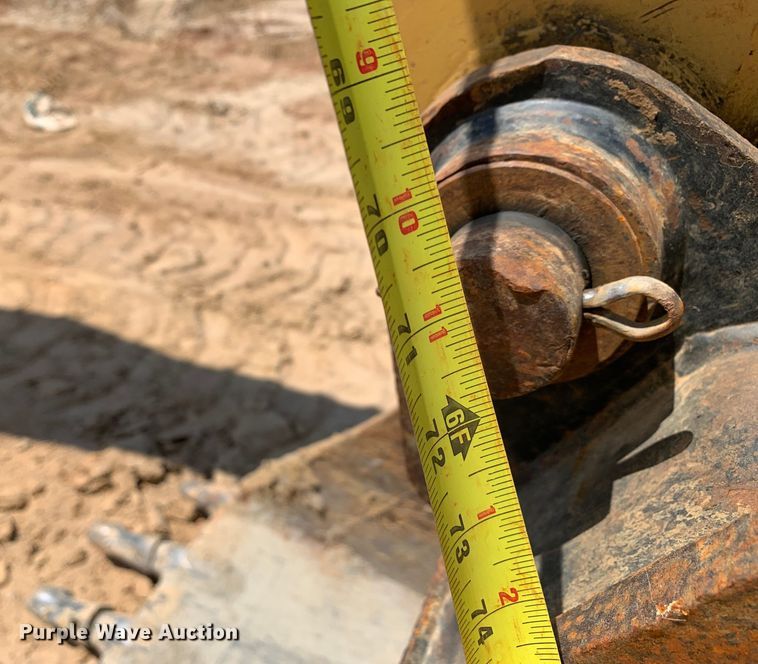 image for item DM7907 2003 Caterpillar 420D industrial tractor