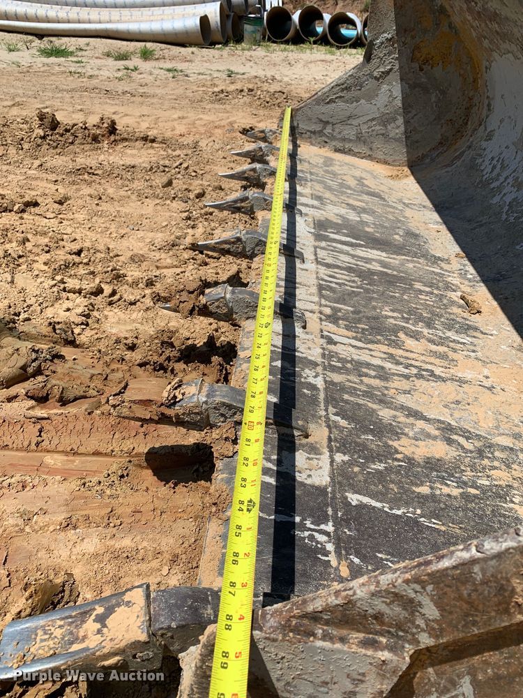 image for item DM7907 2003 Caterpillar 420D industrial tractor