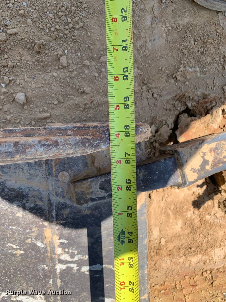 image for item DM7907 2003 Caterpillar 420D industrial tractor