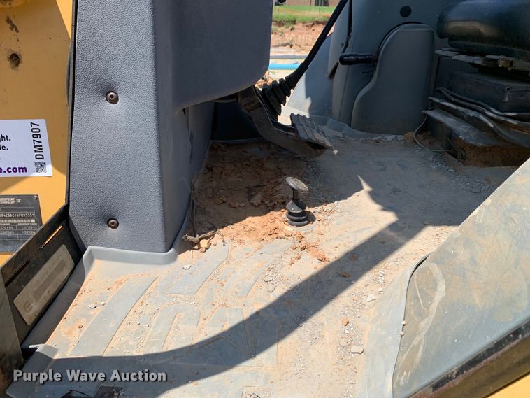 image for item DM7907 2003 Caterpillar 420D industrial tractor