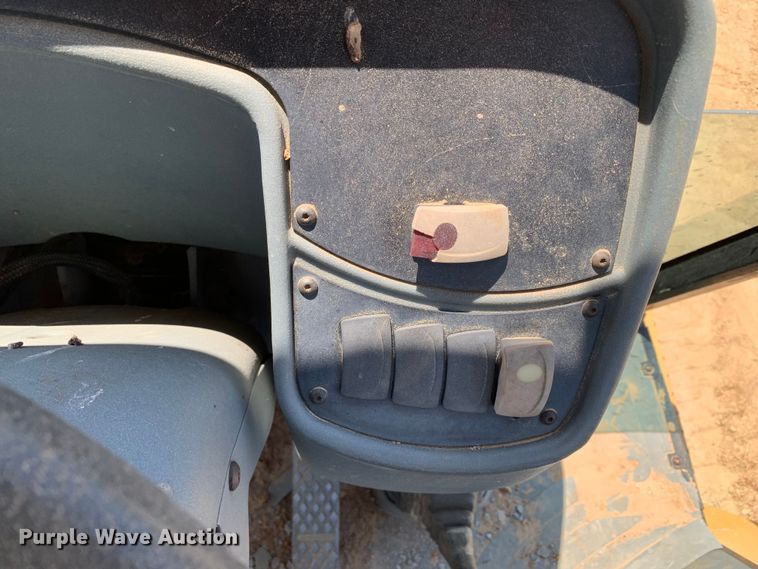 image for item DM7907 2003 Caterpillar 420D industrial tractor