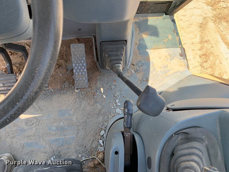 image for item DM7907 2003 Caterpillar 420D industrial tractor