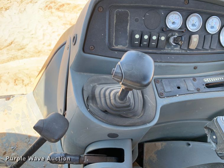 image for item DM7907 2003 Caterpillar 420D industrial tractor