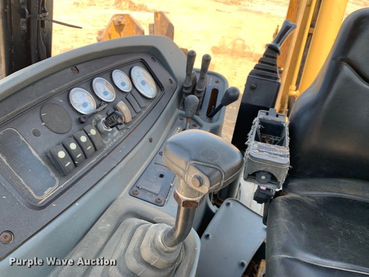 image for item DM7907 2003 Caterpillar 420D industrial tractor