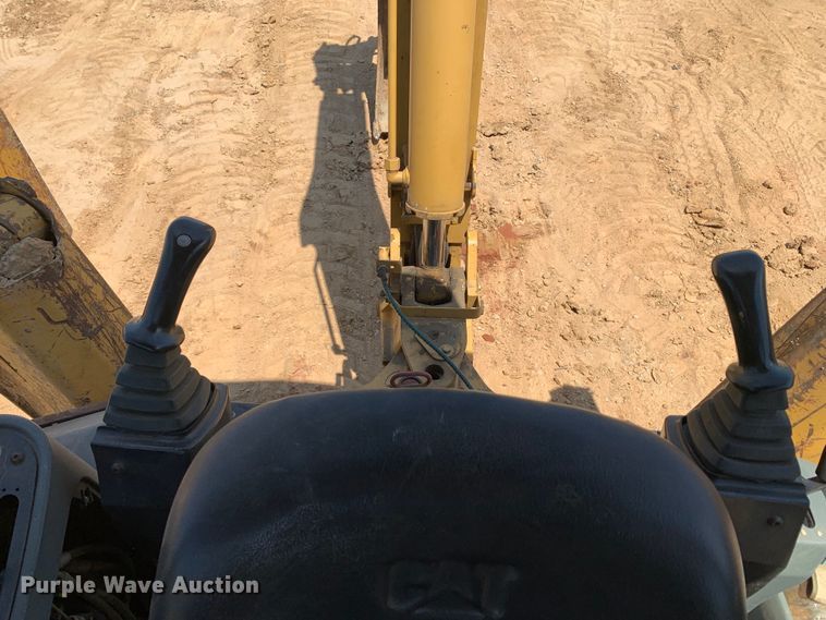 image for item DM7907 2003 Caterpillar 420D industrial tractor