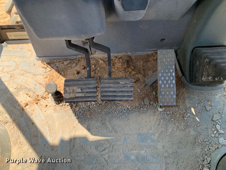 image for item DM7907 2003 Caterpillar 420D industrial tractor