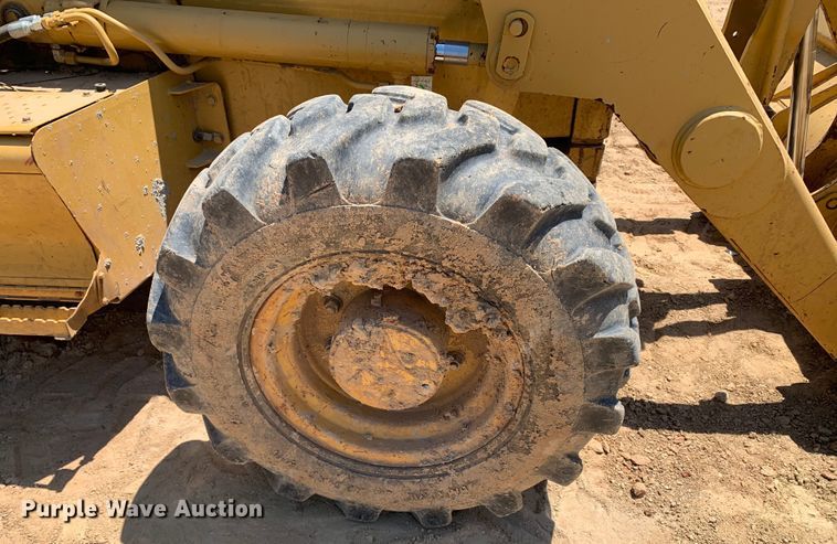 image for item DM7907 2003 Caterpillar 420D industrial tractor