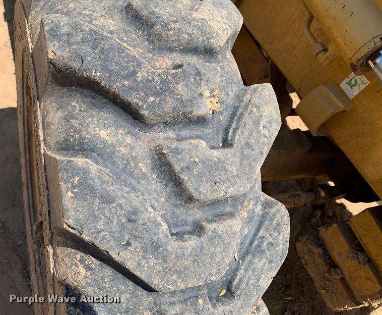 image for item DM7907 2003 Caterpillar 420D industrial tractor