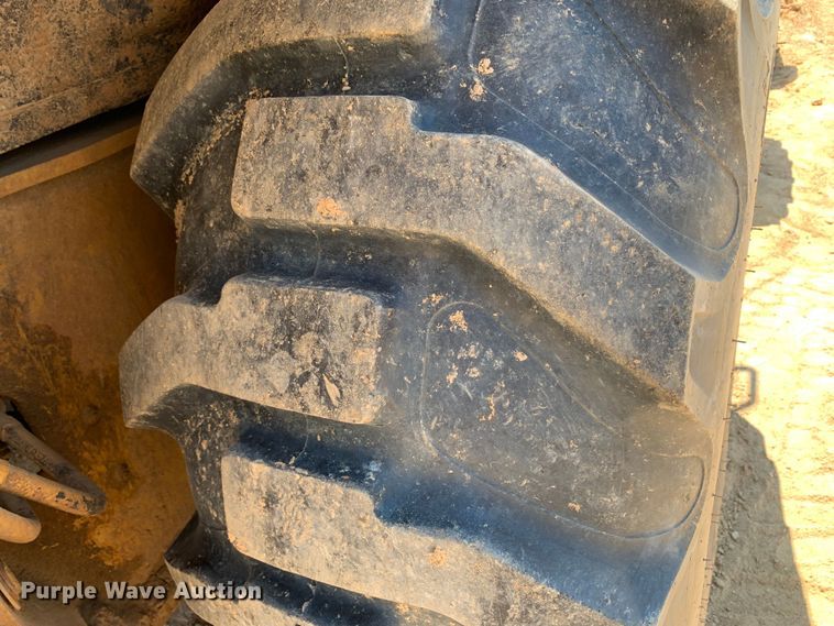 image for item DM7907 2003 Caterpillar 420D industrial tractor