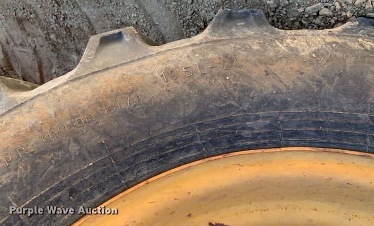 image for item DM7907 2003 Caterpillar 420D industrial tractor